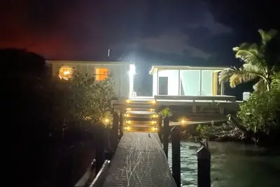 Image de Escape to Paradise: 1-Bedroom 1 bath 2 Boat Docks with Sunrise and sunset Views!