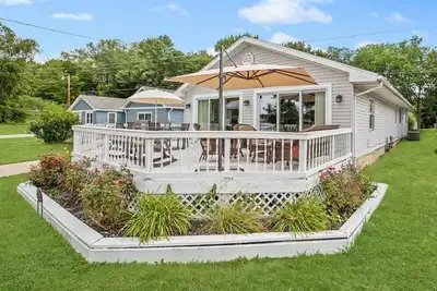 Image de Beautiful 6 bedroom lake house with pontoon available for rent