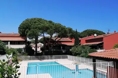 Image de T2 de 53 m2 dans résidence sécurisée et arborée avec piscine commune.