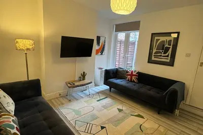 Image de 3-Bed House, Birmingham.