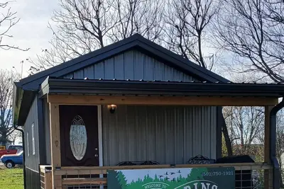 Image de Cozy tiny cabin, close to local activities. Pet friendly. Suited 2 adults.