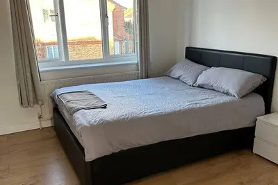 Image de Charming Escape: 2br Home with Parking