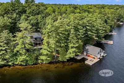 Image de 5 bed 4 bath cottage on Lake Rosseau