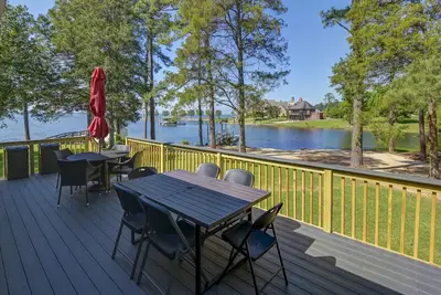 Image de The Cardinal's Nest | Sleeps 9 | Close In