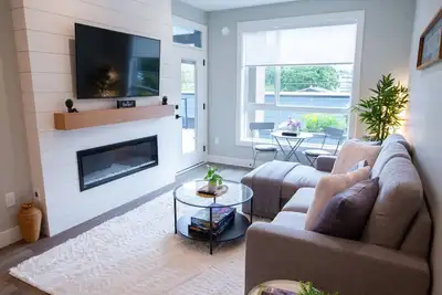 Image de New 1 Bed Condo with Mtn Views