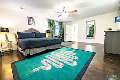 Image de Brand new*Walk to Graceland*Sleeps 10*