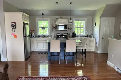 Image de Sunny, private apartment. Walk to Kennebunk Village. Close to beaches.