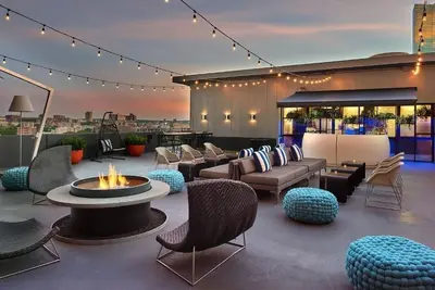 Image de Sophisticated Hotel w/ Lively Rooftop Scenes - Boston's High Life Experience