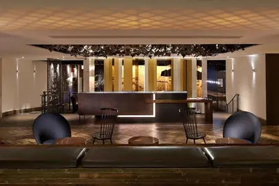 Image de Posh Suites with Bold Decor! Indulge in Boston's Rich Culture – Pets Allowed