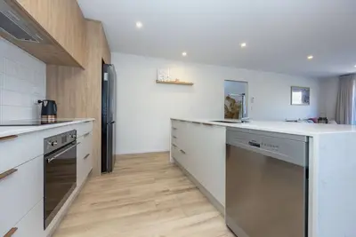 Image de Brand new with lake and mountain views. Great for family\/ friends. Accessible.