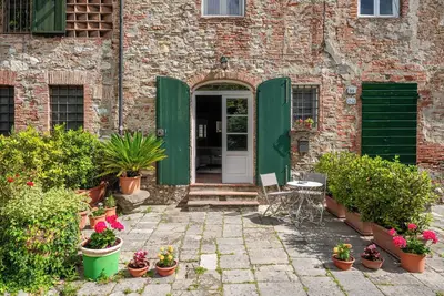 Villa 'Relax In Villa A Due Passi Da Lucca' avec vue montagne, jardin privé et Wi-Fi
