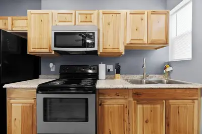 Image de Lemont property Home away from home. Beautiful 2 bedroom Townhome awaits you.