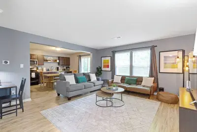 Image de Splendid 4 Bed/2. 5 Bath- Near Speedway