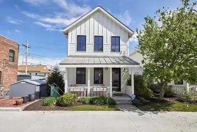 Image de Lucia Townhouse- 3 min to Downtown! Covered porch, 3 bed/3 bath, perfect 4 Cws!