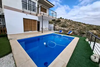 Image de 3 Bed Chalet-Pool-Pets-Hot Tub-Parking-Garden