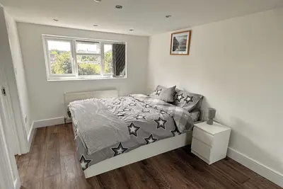 Image de 6-Bed 3-Bath Home - Sleeps 14 & Free Parking