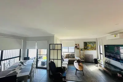 Image de Sydney's Leading 5 Bedroom home with Ac, TVs and Study - Home away from home