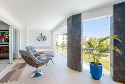 Image de Sleek apartment with washer/dryer, full kitchen, furnished terrace, on-site pool