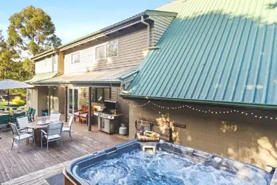 Image de Botanical Hideaway with Hot Tub