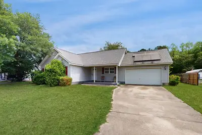 Image de Family-friendly charmer with bunk room, patio and firepit