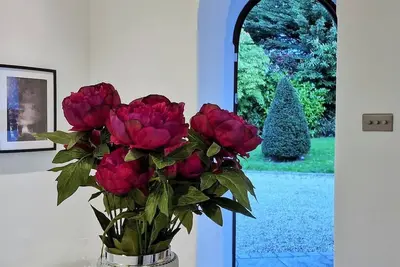 Image de Large & magnificent house in landscaped gardens