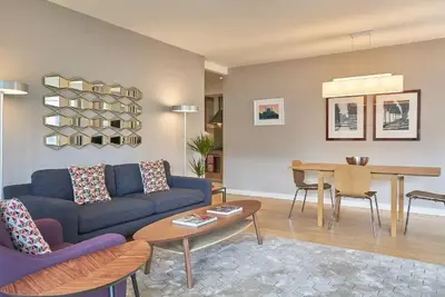Large Stylish, Bright & Luxurious 2 Bed Apartment