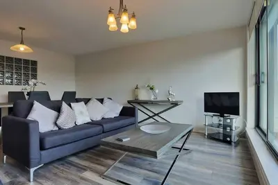 Image de Modern 3 bedroom apartment, with city river views!