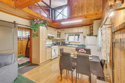 Image de Cozy Crestline Cabin w\/ Mountain-View Balcony!