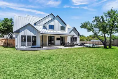 Image de Ladybug:  Luxury w/pool, boat slip, sports court