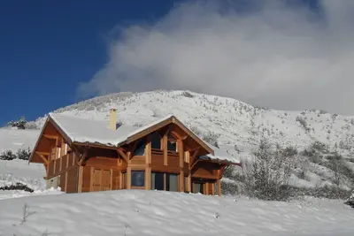 Image de Spacieux chalet sur grand terrain privatif plein sud avec vue sur les montagnes