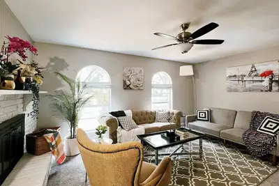 Image de ✨ Serene City Retreat with Sunroom, Yard, and Bbq ✨ Central & Cozy Haven Plano!