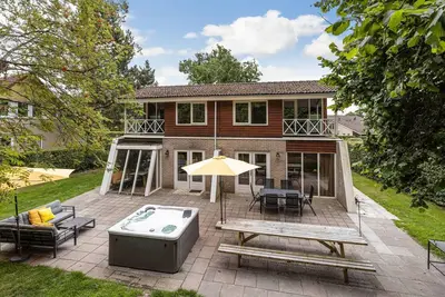 Image de Maison de famille et d'amis moderne avec bien-être