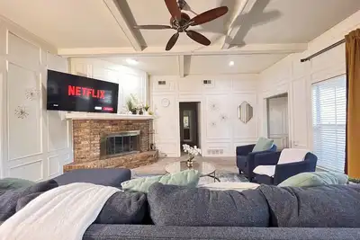 Image de ⭐️Spacious 3-Br Retreat with Sunroom, Yard, Bbq - ❤️Your City Escape Awaits!