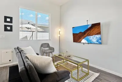 Image de Breezy Modern House in Canopy at Cottonwood