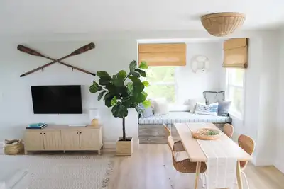 Image de New Broadkill 2br Fully Renovated Cottage Retreat; Dock Access and Bay Views