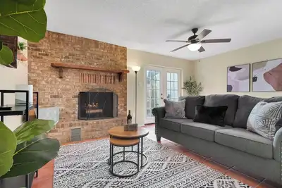 Image de Cozy 2bdr Townhome, King Bed, Pet Friendly, Centrally Located