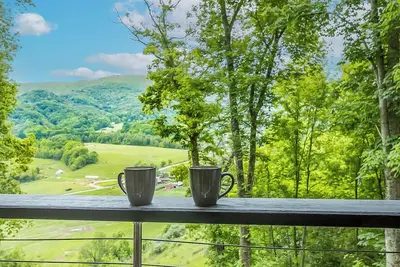 Image de Luxury Tent Cabin above the farm