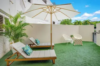 Image de Serenity at The Edge A Private Poolside Apartment