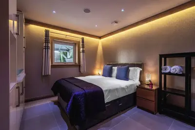 Image de The Retreat Cabin with covered hot tub, sauna & cinema room.