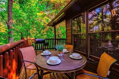 Image de Cozy 2bd Cabin w/ Hot Tub! Pool Table + Near Town!