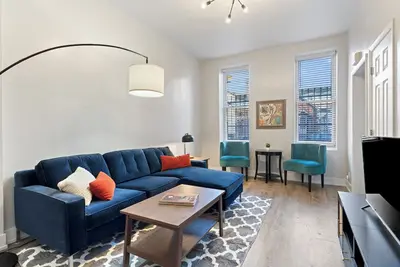 Image de Perfect 2bd/1ba Free Garage Parking/Laundry in Pilsen. Minutes to downtown.