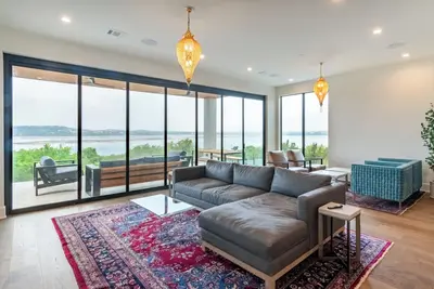 Image de Luxurious new build with gorgeous views of lake Travis & 30 min from Downtown!