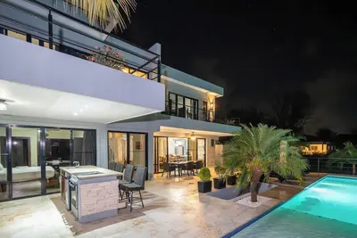 Beautiful, Secluded 3 King-size bed Master With sea View