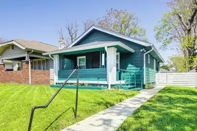 Image de 1925 Bungalow-Style Home ~ 2 Mi to Downtown Indy!