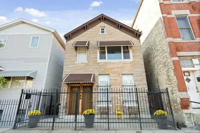 Image de Bright 3br/1ba Free Parking/Laundry in Pilsen. Minutes from Downtown