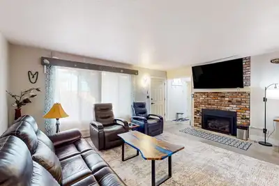 Beachside high-end hideaway half block to beach, 1. 5 blocks to promenade