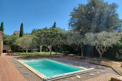 Image de Maison avec piscine dans havre de paix au milieu des oliviers