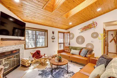 Image de 8 Mi to Big Bear Lake: Cabin w/ Deck & Fireplace