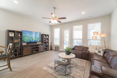 Image de Deck, Private Gym & Comm Pools near Woodlands Mall