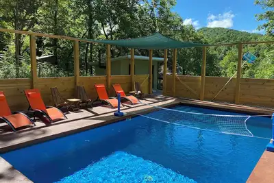 Image de Cozy cottage with Private hot tub and year round pool.